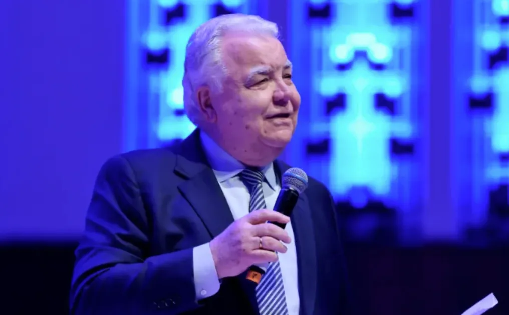 Who Was Bill Kenwright? A Life in Football and Theater